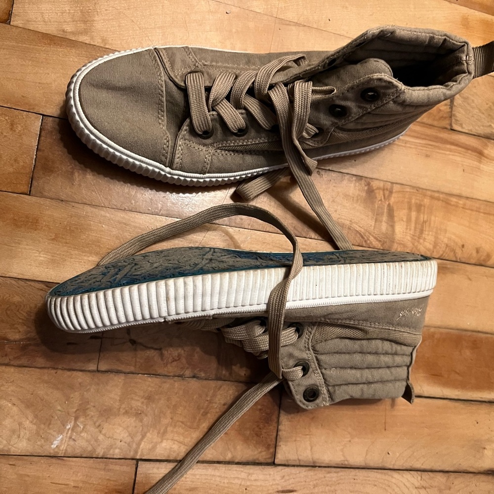 Blowfish high top sneaker sz9. Brand new no box.
